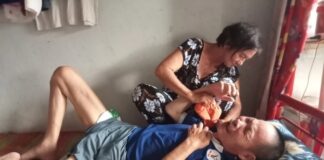 Mẹ con bệnh tật lặn lội mưu sinh