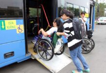 Người khuyết tật đi xe buýt được miễn phí?