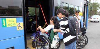 Người khuyết tật đi xe buýt được miễn phí?